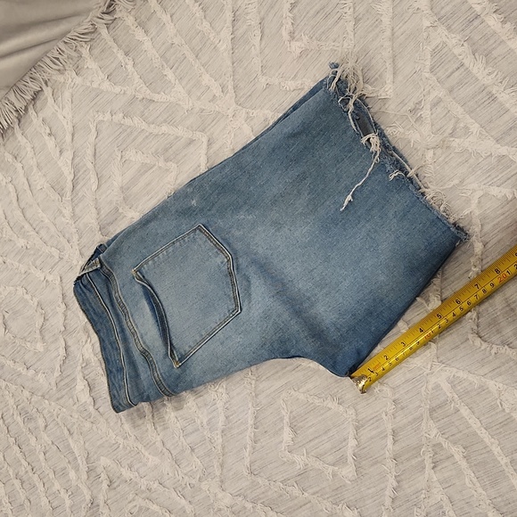 Light wash, distressed mid rise Universal Threads bermuda shorts size 14! - Picture 11 of 11